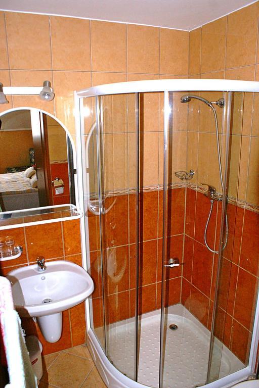 ホテル Abigel Vendeghaz ハルカーニャ 部屋 写真